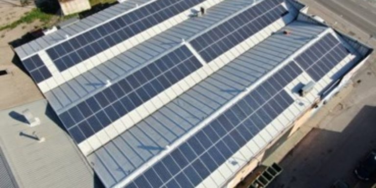 La instalación fotovoltaica que reduce la factura eléctrica de Mariscos González